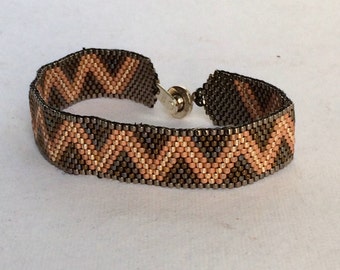 Pulseira de punho feita à mão com costura peyote em um design Chevron