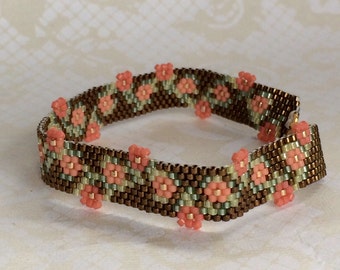 Pulseira feita à mão com costura de peiote em padrão de guirlanda floral em corais e bronze