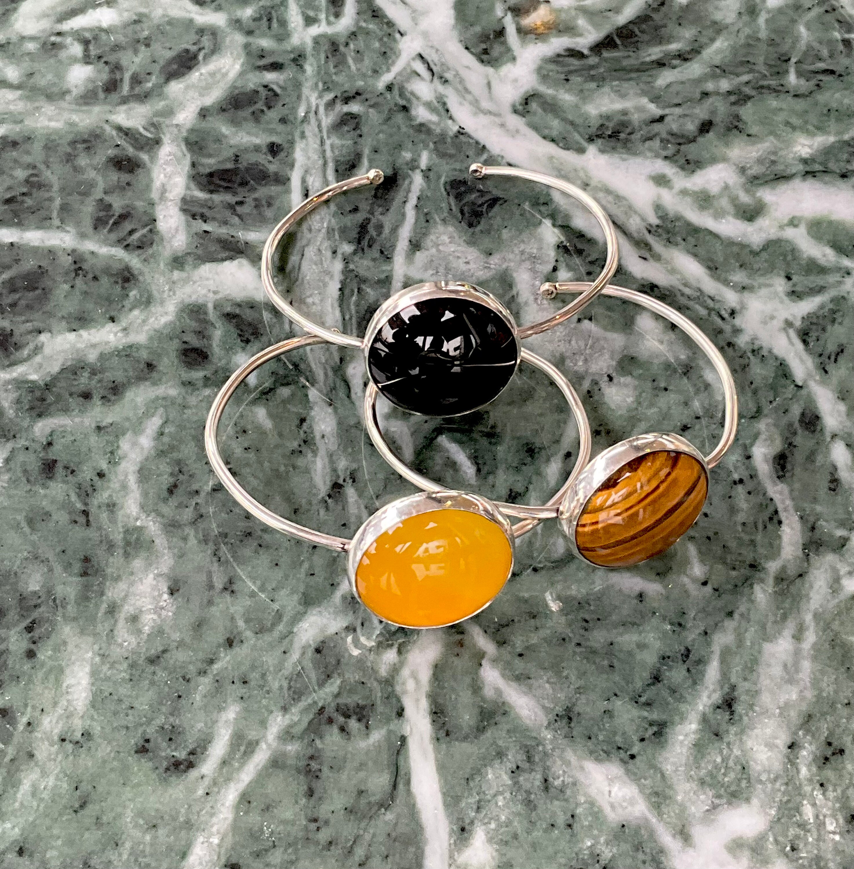 agate シルバー ツイストデザイン バングル シルバー ツイストデザイン バングル - メルカリ