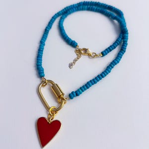 Perles turquoises, fermoir en argent sterling 925, coeur en émail rouge, chaîne en or, fermoir en or