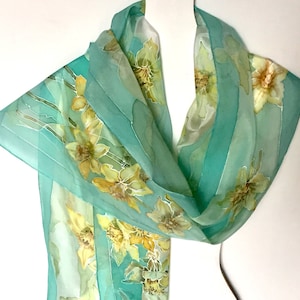 Zijden sjaal Gele Narcissen, Groene zijden sjaal Narcis bloemen - handgeschilderde zijden sjaals collectie voor vrouw cadeau idee - 18x72- TE BESTELLEN