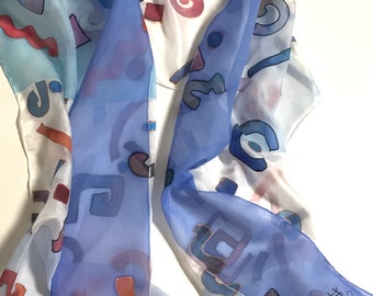 Écharpe de soie écharpe peinte-silk écharpe bleu blanc-décoratif écharpe de soie-signes figuratifs- écharpe bleue- femme écharpe de soie- Idée de cadeau.