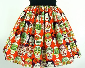 Falda elástica acampanada con caras y calaveras de Frida en color naranja