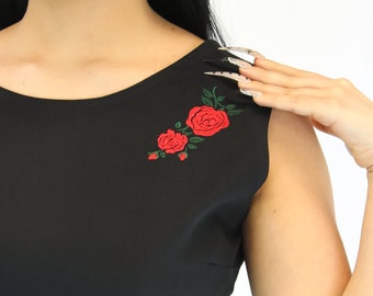 Robe ronde noire sans manches roses rouges