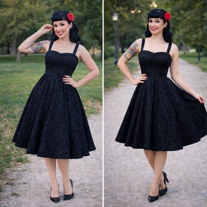 Może przedstawiać: Czarna sukienka do kolan z dekoltem w kształcie serca i szerokimi ramiączkami. Sukienka ma rozkloszowaną spódnicę i jest zestawiona z czarnymi szpilkami. Czerwony kwiat we włosach.