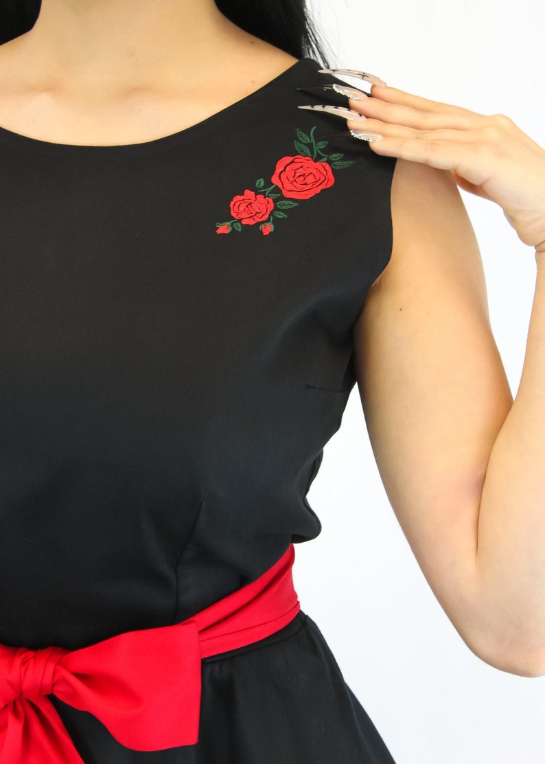 Red Roses Sleeveless Black Circle Dress image 1