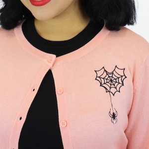 刺繍入りピンクニットセーターカーディガン - スパイダーウェブハートとスパイダーのロカビリーボタンアップセーター