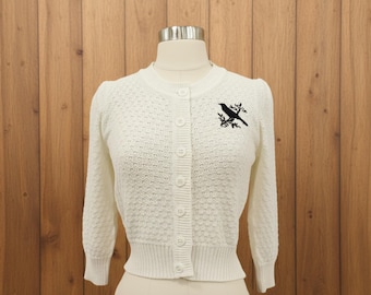 Cárdigan de punto color marfil de inspiración vintage Crow, tejido de punto retro bordado con pájaro, blusa corta abotonada de inspiración años 50, top de punto clásico estilo cottagecore