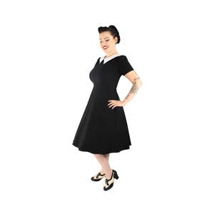 Robe noire et blanche à col pointu d'inspiration vintage