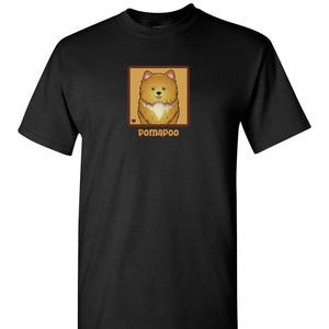 Peut inclure: T-shirt noir avec une image de dessin animé d'un chien poméranien dans un cadre brun. Le texte "POMApoo" est sous l'image.