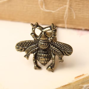 Bee Drawer Pull, Drawer Knobs, Die-cast Metal, Antique Gold Cabinet Knobs, Furniture Hardware, Drawer Handles, Animal Cabinet Knobs, Cabinet