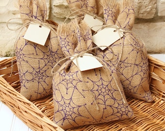 Bolsas de regalo de arpillera, bolsa de dulces de Halloween, juego de cuatro, truco o trato, telaraña morada, bolsas de dulces, otoño, morado y natural, embalaje, regalos