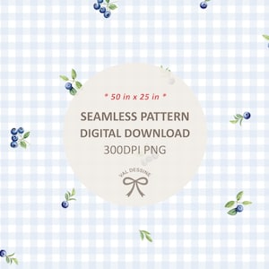 Puede incluir: Un patrón sin costuras para descargar digitalmente con un fondo de cuadros azules y blancos y pequeñas ramas de arándanos dispersas. El texto *50 in x 25 in* se muestra en un círculo blanco con el texto *SEAMLESS PATTERN DIGITAL DOWNLOAD 300DPI PNG* debajo. El texto *VAL DESSINE* se muestra en un círculo más pequeño debajo del círculo más grande.
