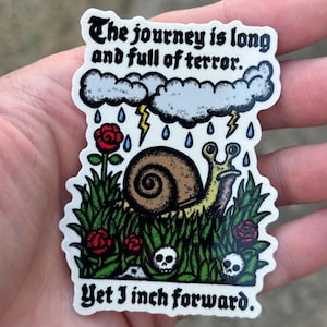Slakkensticker. De reis is lang en vol angst. Vinylsticker. Inspirerende en motiverende sticker. Leuke sticker met natuurmotief voor op een waterfles.