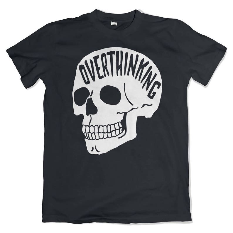 Puede incluir: Camiseta negra con un gr&aacute;fico de calavera blanca y la palabra "Overthinking" impresa encima.