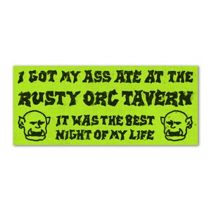 I got my my ass ate at the rusty Ork-Taverne für Autoaufkleber. Lustige Erwachsenen Humor Fantasy Vinyl Aufkleber.
