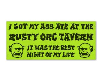 Ik heb mijn reet laten opeten bij de bumpersticker van de roestige orktaverne. Grappige vinylsticker met humor en fantasie voor volwassenen.