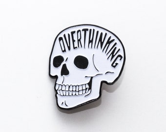 Overthinking Emaille Pin. Glow In The Dark Skull Pin. Angst psychische Gesundheit Anstecknadel.