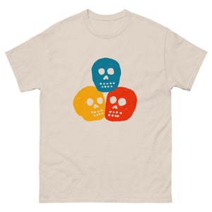 Camiseta de tres calaveras. Calaveras de colores sobre camiseta de color natural. Camisa de calaveras de oro azul rojo calavera.