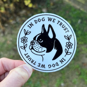 Adesivo "In Dog We Trust". Adesivo Boston Terrier. Simpatico e divertente adesivo in vinile lucido.