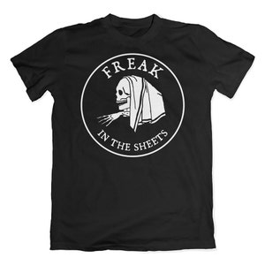 シーツの中の怪物Tシャツ。セクシーまたは不気味な骸骨Tシャツ。