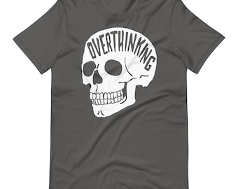 Camiseta de color unisex demasiado pensada. Camiseta de calavera de ansiedad. Camiseta con múltiples opciones de color. Ropa de salud mental. EL ORIGINAL.