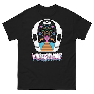 Puede incluir: Camiseta negra con un gráfico de calavera blanca. Dentro de la calavera hay una figura rosa con un árbol que le crece de la cabeza. El texto "WHERE IS MY MIND?" está impreso en letras rosas, azules y blancas que gotean debajo de la calavera.