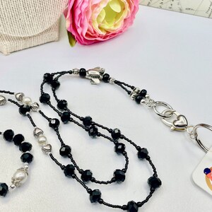Tour de cou avion perlé noir, petite taille courte, bijoux pour hôtesse de l'air, tour de cou pour carte d'identité, tour de cou perle pour carte d'identité, tour de cou courte, avec avions