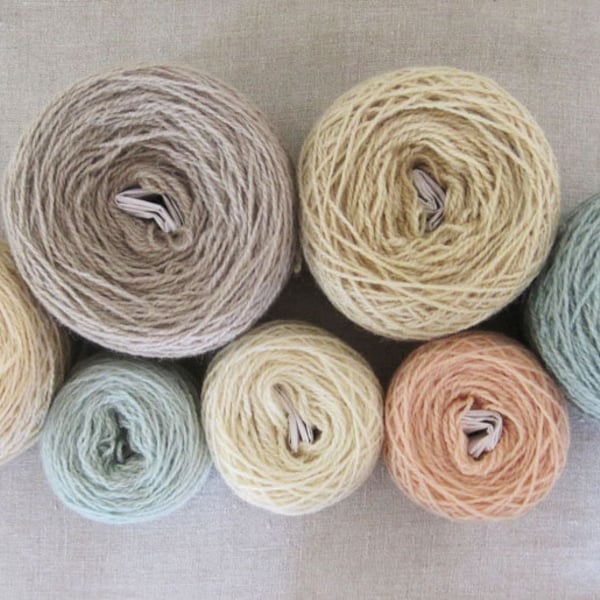 Mystery Wool ? Rug Yarn Bundle 7 Skeins 1 Lb 5 Oz 600 g Pastel Colors White Beige Brown Green Peach Lot # 124