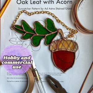 Könnte beinhalten: Ein Glasmalerei-Muster mit Eichenblatt und Eichel. Das Blatt ist grün mit braunen Adern, die Eichel ist rot und gelb. Das Muster enthält den Text "Oak Leaf with Acorn" und "Hobby and commercial use."