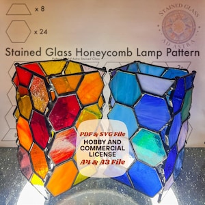 Op de afbeelding: Twee gebrandschilderde honingraatlamp patronen, één in warme tinten en de andere in koele tinten. De lampen zijn gemaakt van zeshoekige glazen stukken. De afbeelding bevat de tekst "Stained Glass Honeycomb Lamp Pattern" en "PDF & SVG File, Hobby and Commercial License, A4 & A3 File."