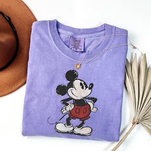 Camiseta con dibujo de Mickey Mouse de Comfort Colors ®, camiseta con estilo de dibujos animados retro, sudadera clásica de Disney, cuello redondo con dibujo de ratón, camiseta con personaje
