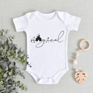 Camiseta de Castillo Mágico de Disney, Camiseta de Castillo Estilizado para Niños Pequeños, Pelele Infantil con Tema Mágico, Top Infantil Inspirado en Cuentos de Hadas, Camisetas de Dibujos Animados Fantásticos