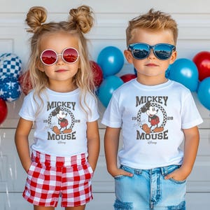 Camiseta clásica de Mickey Mouse, ropa Disney de estilo retro para niños y adultos, top familiar a juego con el personaje de dibujos animados, divertido body para bebé.