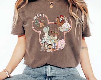 Camiseta Comfort Colors® de Toy Story: "Tienes un amigo en mí", camiseta de Pixar Woody y Buzz, camiseta familiar de Toy Story, camiseta de pareja de Disney, camiseta de Disney World