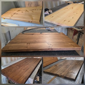 Op de afbeelding: Een rechthoekig houten tafelblad met een gladde, gebeitste afwerking en zichtbare natuurlijke houtnerven en noesten. Het oppervlak is vlak met rechte randen en heeft een rijke bruine tint die de organische textuur benadrukt.