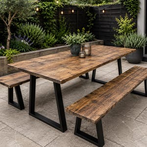 Mesa de comedor de madera maciza, borde natural, patas de acero industrial, muebles de estilo rústico de granja.