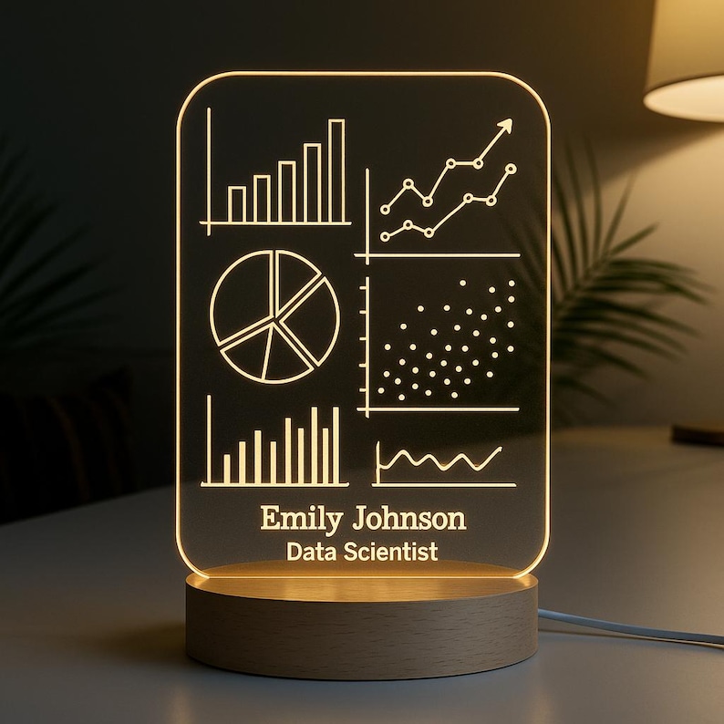 Peut inclure: Lampe de bureau rectangulaire &eacute;clair&eacute;e, avec une base en bois. La face avant en acrylique transparent affiche divers graphiques de donn&eacute;es. La lampe est personnalis&eacute;e avec le nom "Emily Johnson" et le titre "Data Scientist".