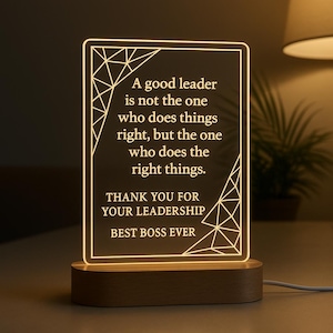Peut inclure: Lampe de bureau rectangulaire &agrave; LED avec une base en bois. La lampe affiche le texte "A good leader is not the one who does things right, but the one who does the right things. THANK YOU FOR YOUR LEADERSHIP BEST BOSS EVER."