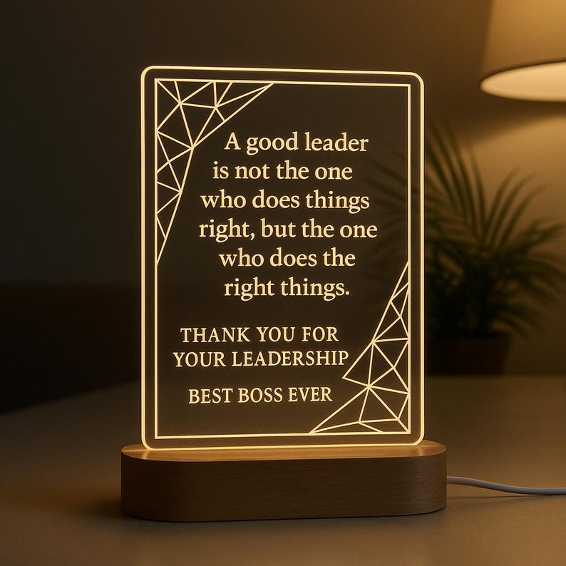 Peut inclure: Lampe de bureau rectangulaire &agrave; LED avec une base en bois. La lampe affiche le texte "A good leader is not the one who does things right, but the one who does the right things. THANK YOU FOR YOUR LEADERSHIP BEST BOSS EVER."
