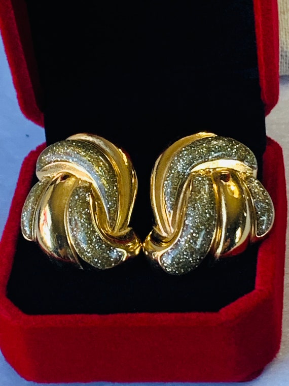 Avon 1987 “Glitter Swirl” Gold Swirl setting with 