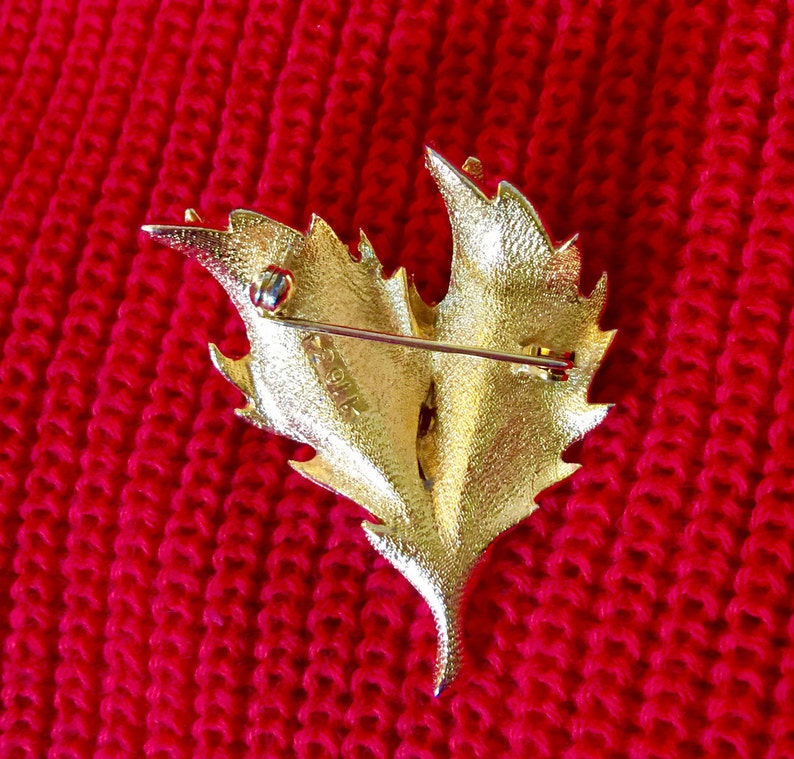 Beautiful Vintage Gold tone Leaf brooch