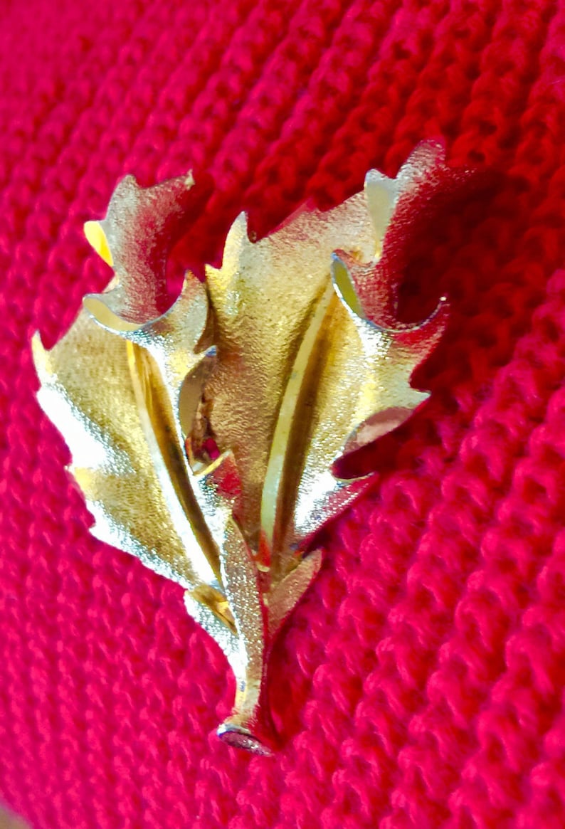 Beautiful Vintage Gold tone Leaf brooch