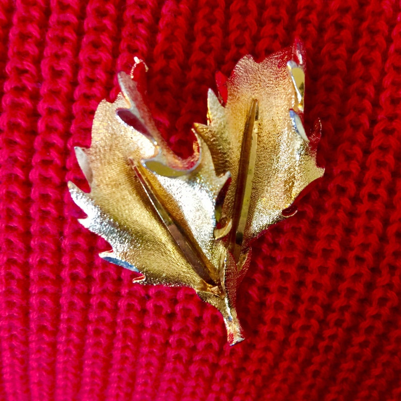 Beautiful Vintage Gold tone Leaf brooch