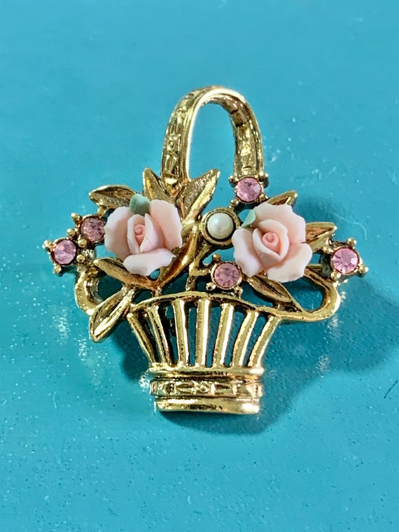 1928 Jewelry Co. Victorian Style Flower Basket Bro