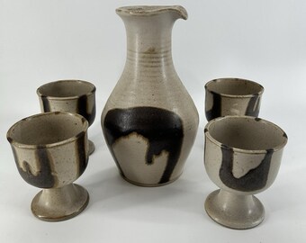 Juego vintage de 5 piezas de cerámica de estudio: (1) jarra de 8,25” y (5) tazas con pie de 3”.