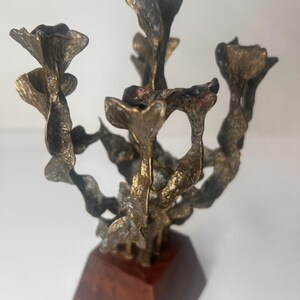 Menorah vintage in ottone stile Mis-Century Menahem Berman in bronzo brutalista