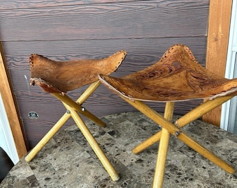 Dos taburetes trípode plegables con asiento vintage de cuero hechos a mano MCM