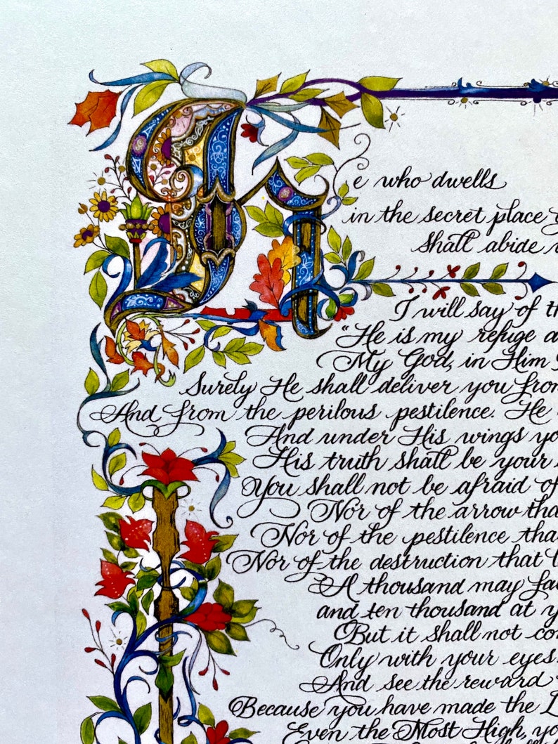 Puede incluir: Una pintura de acuarela de una caligraf&iacute;a del Salmo 91, un pasaje de la Biblia. El texto est&aacute; rodeado de intrincados dise&ntilde;os florales en tonos de rojo, amarillo, azul y verde. La pintura est&aacute; enmarcada por un borde blanco.