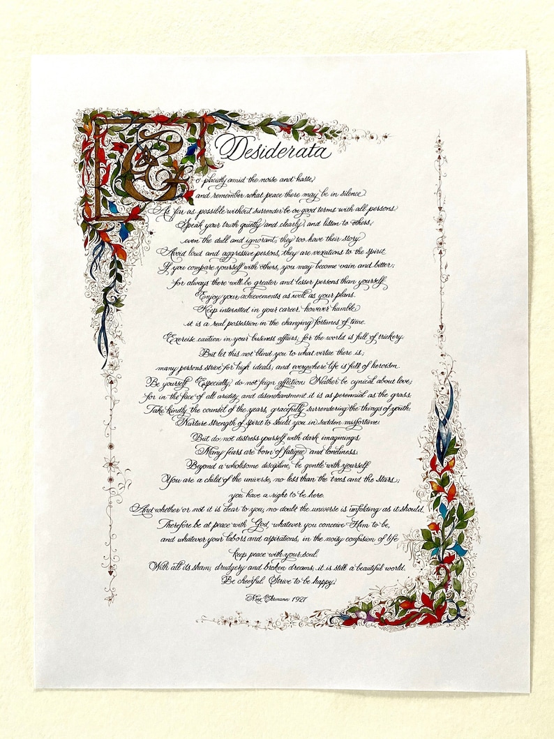 K&ouml;nnte beinhalten: Ein kalligraphischer Druck des Gedichts "Desiderata" von Max Ehrmann, geschrieben in einer dekorativen Schrift mit kunstvollen Schn&ouml;rkeln und floralen Akzenten. Das Gedicht ist eine philosophische Reflexion &uuml;ber ein erf&uuml;lltes Leben.